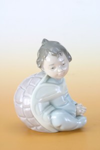 西班牙雅緻龜背男孩陶瓷模型