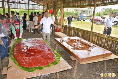 三星鄉公所製作的超大粿印，將申請金氏世界紀錄。（記者朱則瑋攝）