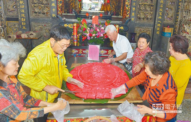 客委會今年首度在石岡區慈雲宮、豐原區德惠宮、萬順宮、南興宮等，各準備1個120斤的新丁粄來供奉慶賀三山國王生日。（陳世宗攝）