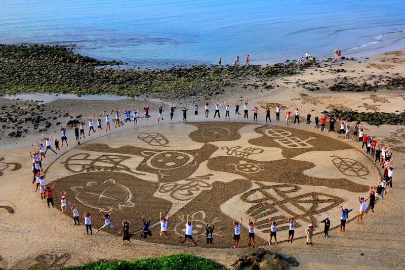 澎湖科大師生與在地藝術家2日在澎湖內垵遊憩園區的
沙灘上，集體創作5個「龜」的幾何圖像，讓遊憩園區
沙灘增添沙景藝術之美，吸引遊客聚焦。
（澎湖科大提供）
中央社澎湖傳真　104年5月2日